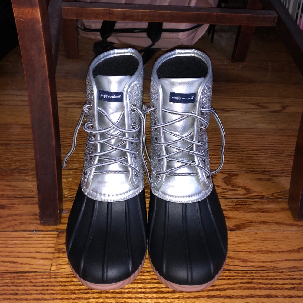 NEW SIMPLY SOUTHERN SILVER GLITTER RAIN BOOTS SZ9